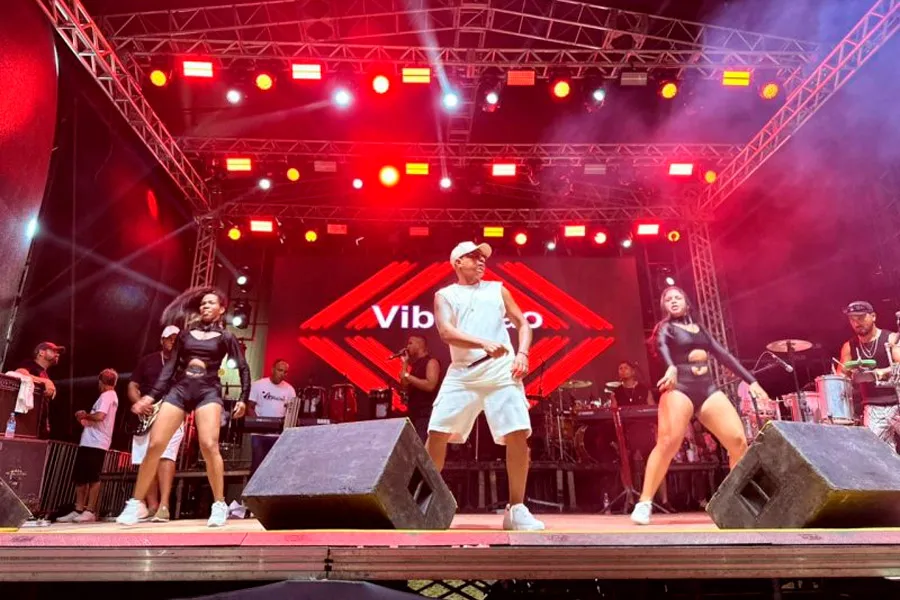 Samba e pagode marcam resgate cultural na 2ª noite do Carnaval Mucuri 2026