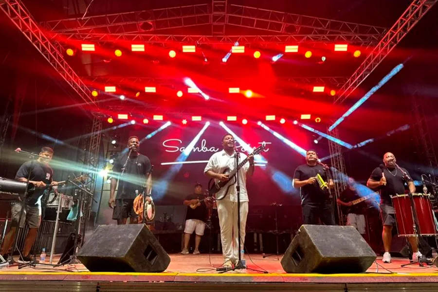 Samba e pagode marcam resgate cultural na 2ª noite do Carnaval Mucuri 2026