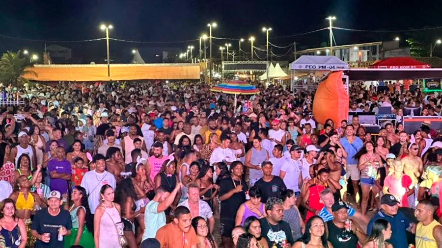 Samba e pagode marcam resgate cultural na 2ª noite do Carnaval Mucuri 2026