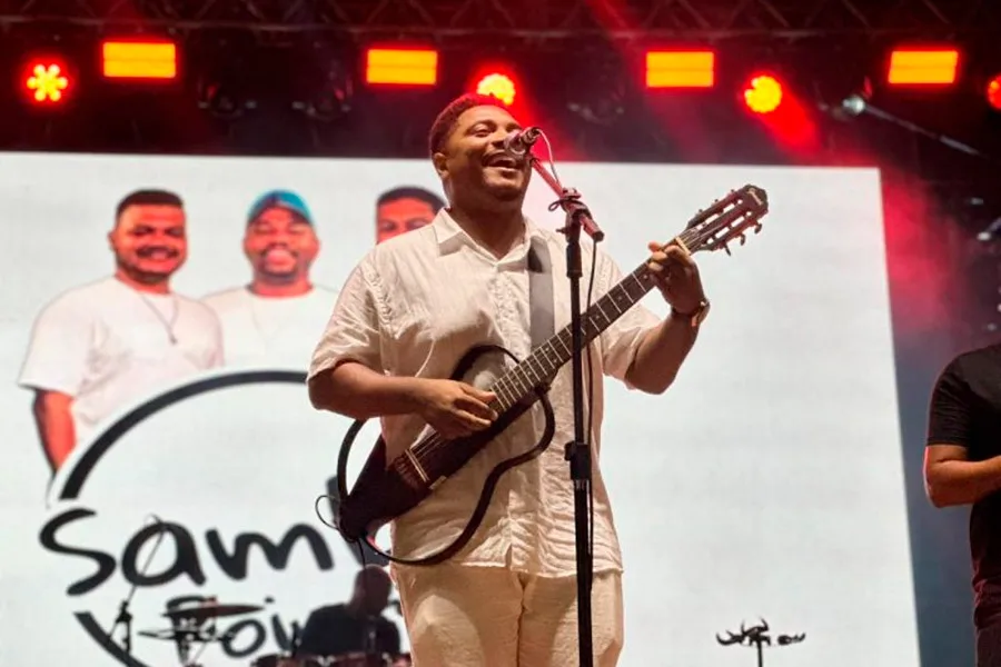 Samba e pagode marcam resgate cultural na 2ª noite do Carnaval Mucuri 2026