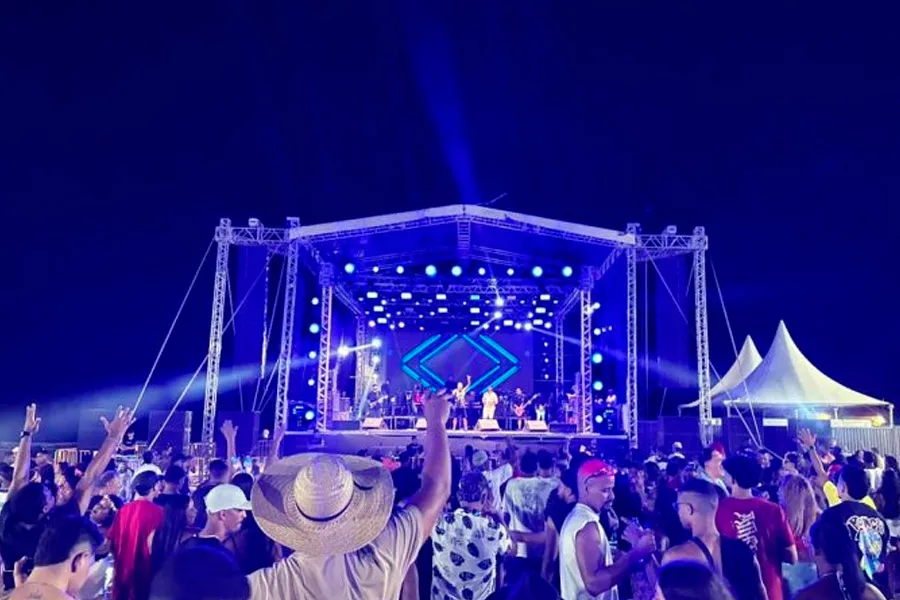 Samba e pagode marcam resgate cultural na 2ª noite do Carnaval Mucuri 2026