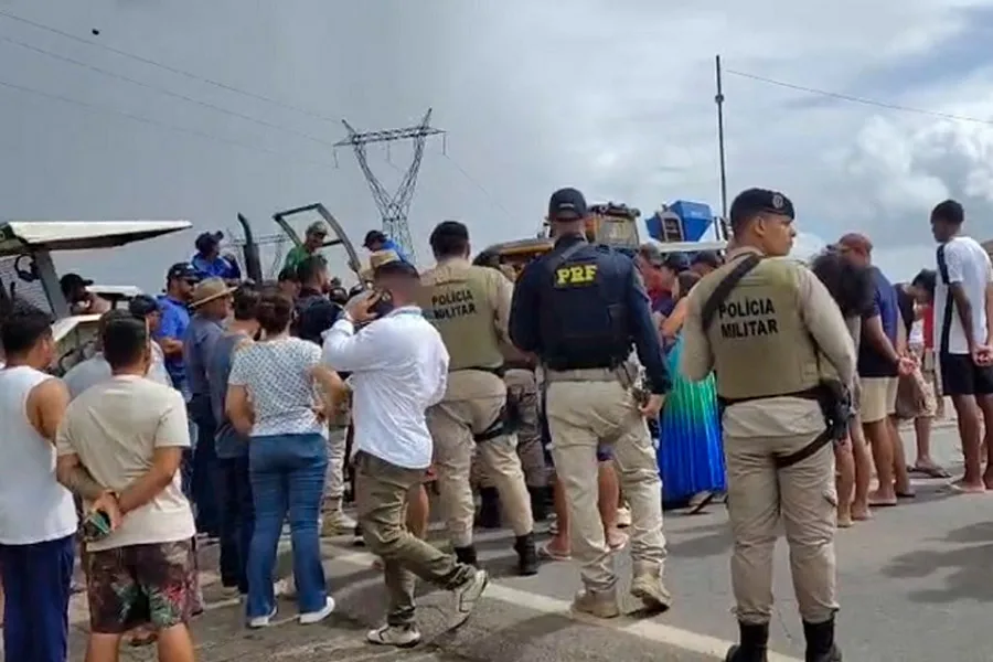 Produtores rurais bloqueiam BR-101 em Itamaraju e denunciam violência no campo