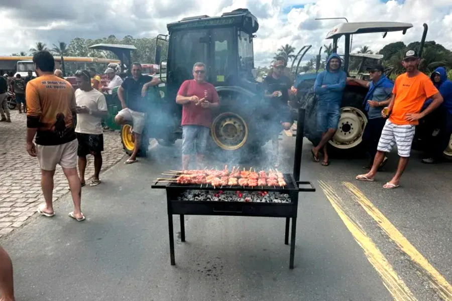 Produtores rurais bloqueiam BR-101 em Itamaraju e denunciam violência no campo