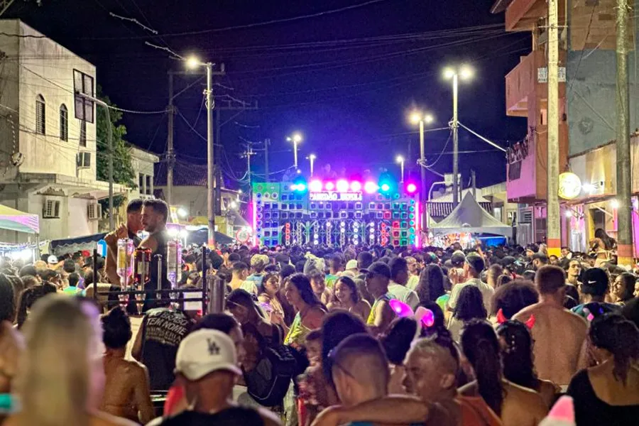 Arena Praia da Barra lota no terceiro dia do Carnaval Mucuri 2026