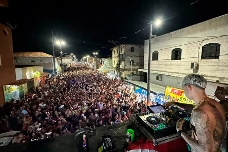 Arena Praia da Barra lota no terceiro dia do Carnaval Mucuri 2026