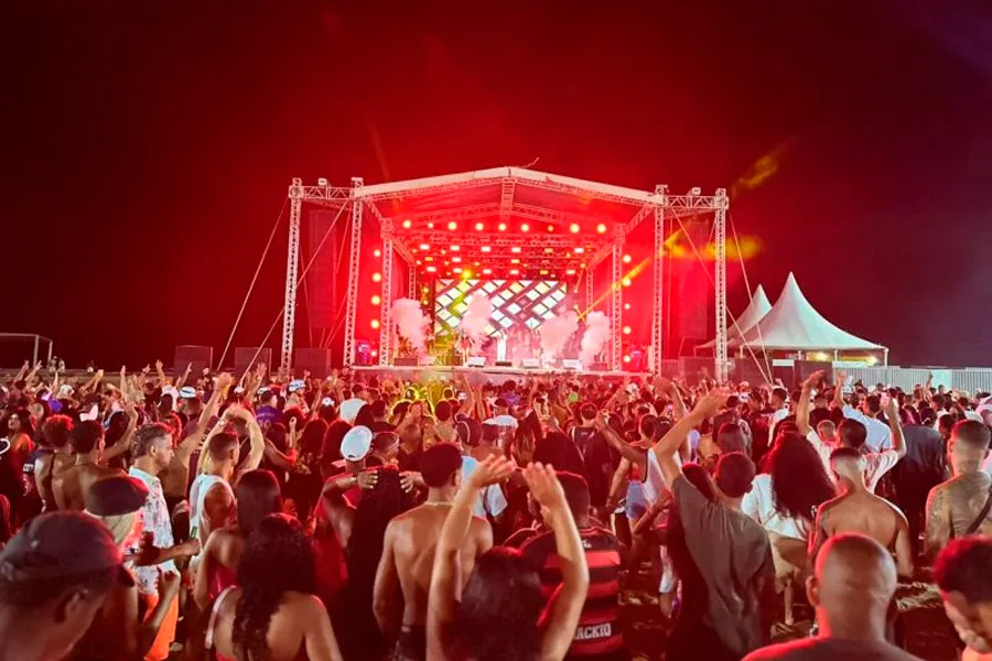 Arena Praia da Barra lota no terceiro dia do Carnaval Mucuri 2026