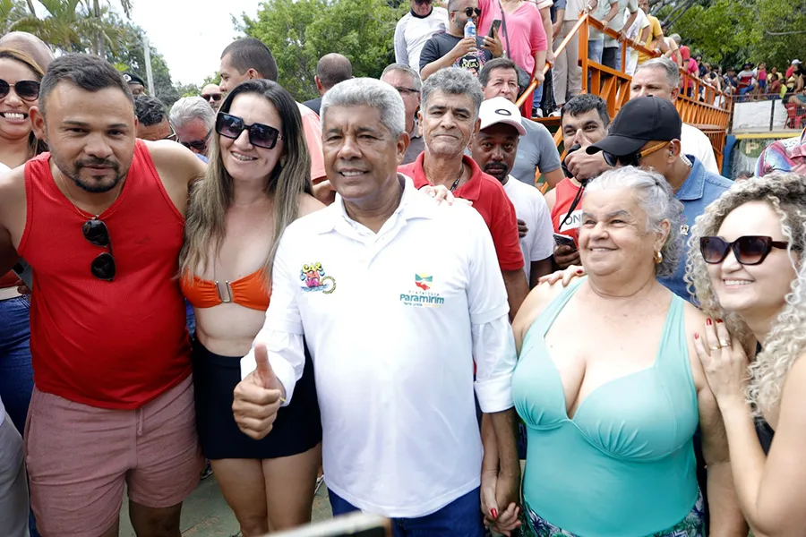 No Carnaval, Governo do Estado entrega pavimentação e viatura em Paramirim