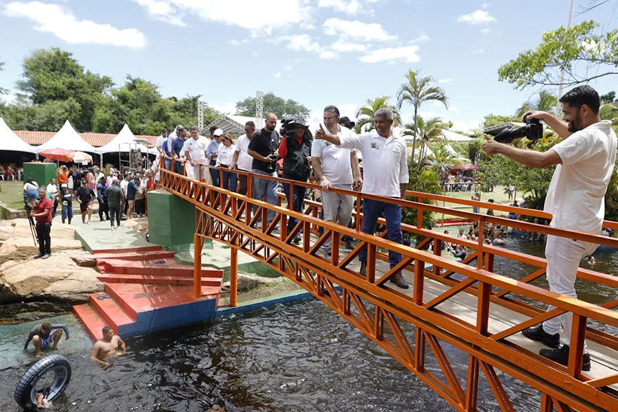 No Carnaval, Governo do Estado entrega pavimentação e viatura em Paramirim