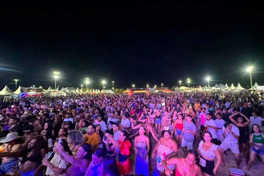 Quarto dia do Carnaval mantém animação e grandes shows na Arena Praia da Barra, em Mucuri