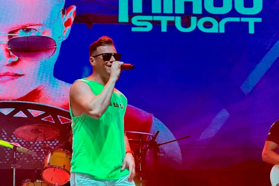 Quarto dia do Carnaval mantém animação e grandes shows na Arena Praia da Barra, em Mucuri