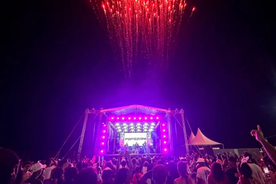 Quarto dia do Carnaval mantém animação e grandes shows na Arena Praia da Barra, em Mucuri