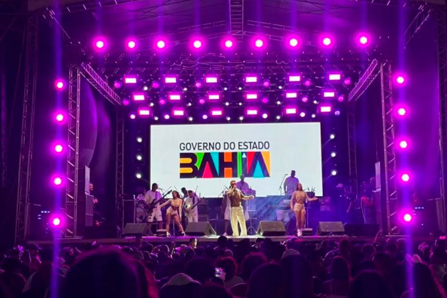 Quarto dia do Carnaval mantém animação e grandes shows na Arena Praia da Barra, em Mucuri