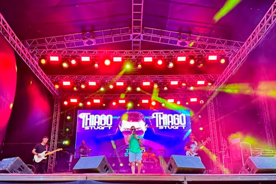 Quarto dia do Carnaval mantém animação e grandes shows na Arena Praia da Barra, em Mucuri