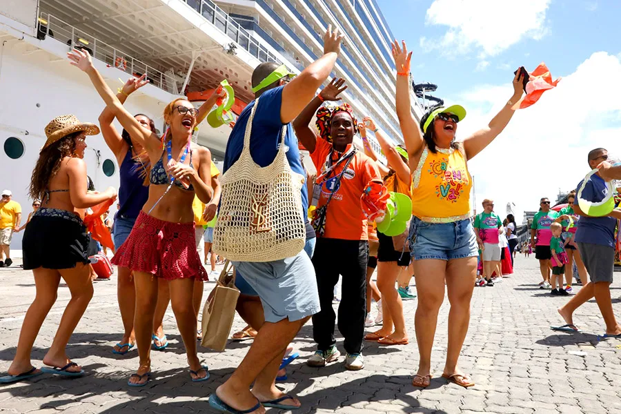 Maior cruzeiro da temporada chega a Salvador e passageiros são recebidos em clima de Carnaval