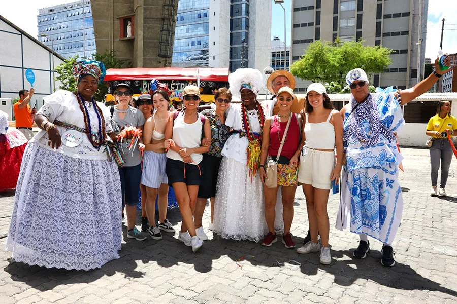 Maior cruzeiro da temporada chega a Salvador e passageiros são recebidos em clima de Carnaval