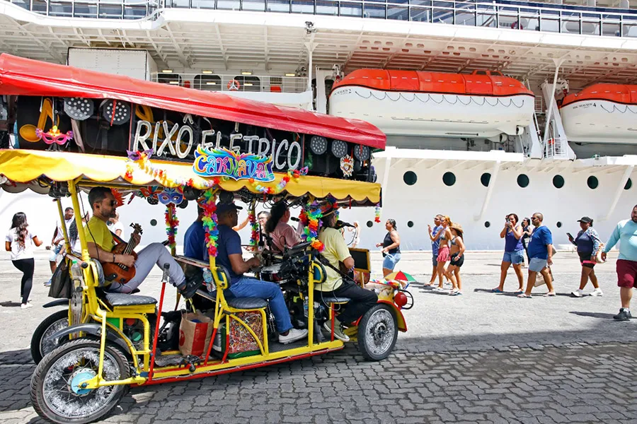 Maior cruzeiro da temporada chega a Salvador e passageiros são recebidos em clima de Carnaval
