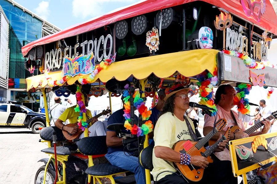 Maior cruzeiro da temporada chega a Salvador e passageiros são recebidos em clima de Carnaval