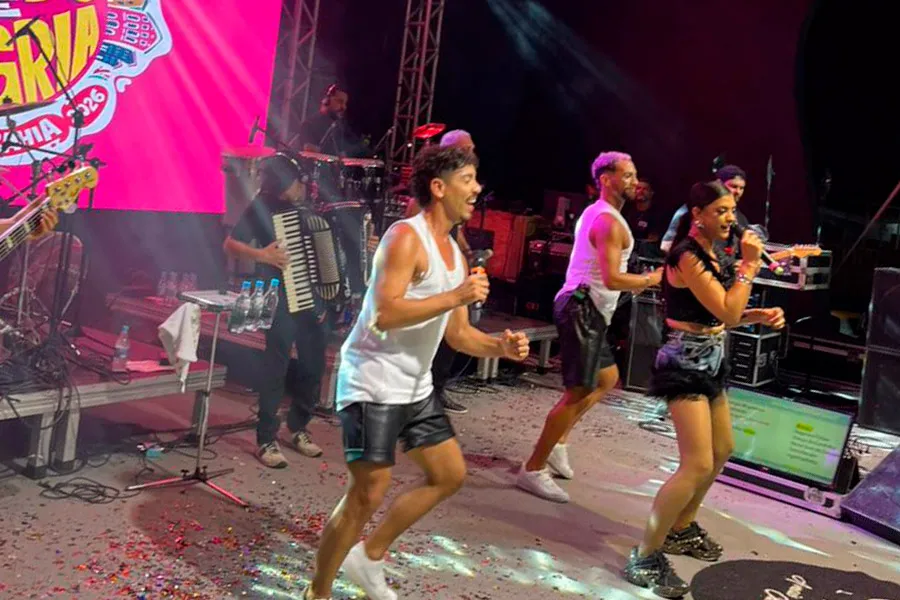 Crys Lima e Crys Mel abrilhantam a abertura do Carnaval 2026 de Nova Viçosa
