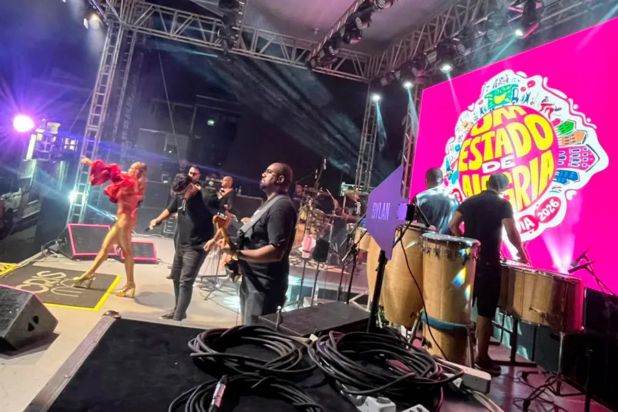 Crys Lima e Crys Mel abrilhantam a abertura do Carnaval 2026 de Nova Viçosa