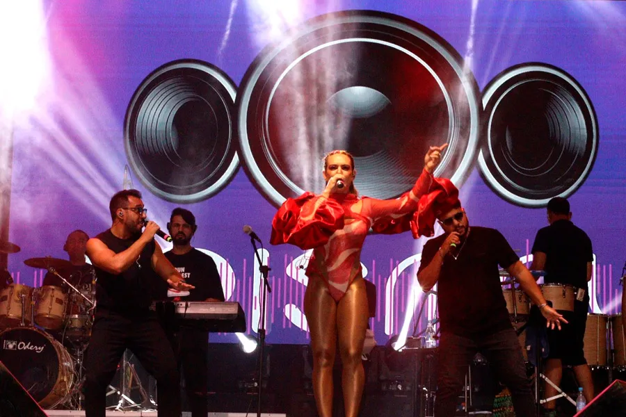 Crys Lima e Crys Mel abrilhantam a abertura do Carnaval 2026 de Nova Viçosa