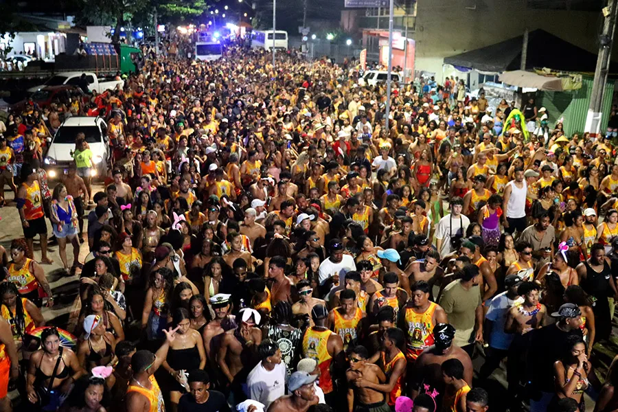 Energia contagiante e grandes shows marcam a terceira noite do Carnaval de Nova Viçosa