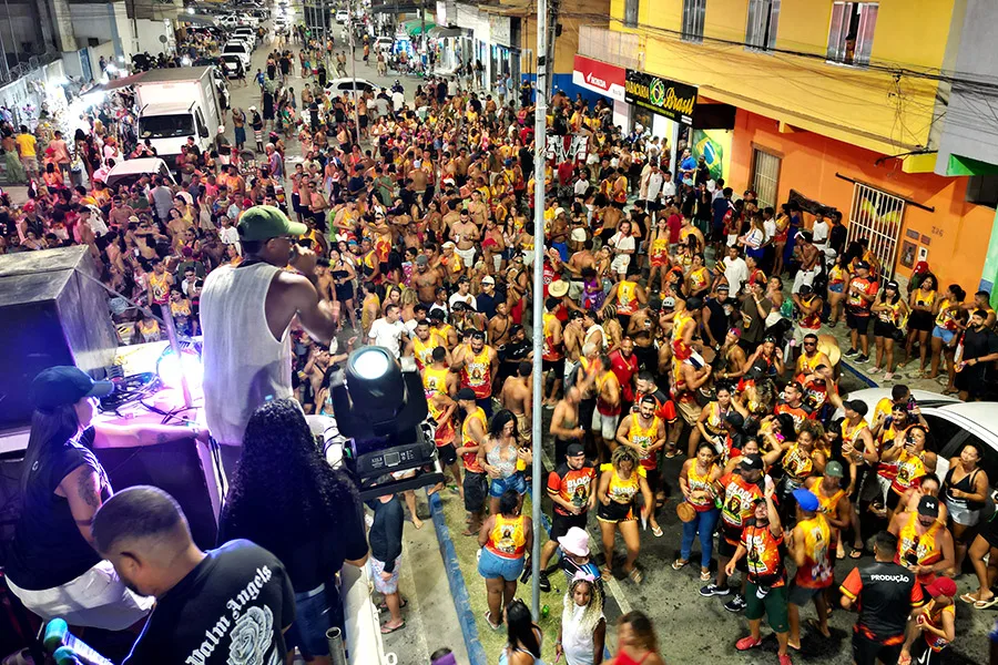 Energia contagiante e grandes shows marcam a terceira noite do Carnaval de Nova Viçosa