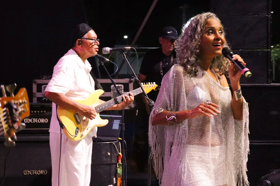 Energia contagiante e grandes shows marcam a terceira noite do Carnaval de Nova Viçosa