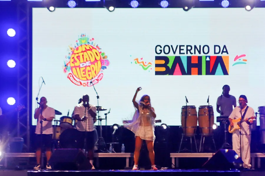 Energia contagiante e grandes shows marcam a terceira noite do Carnaval de Nova Viçosa