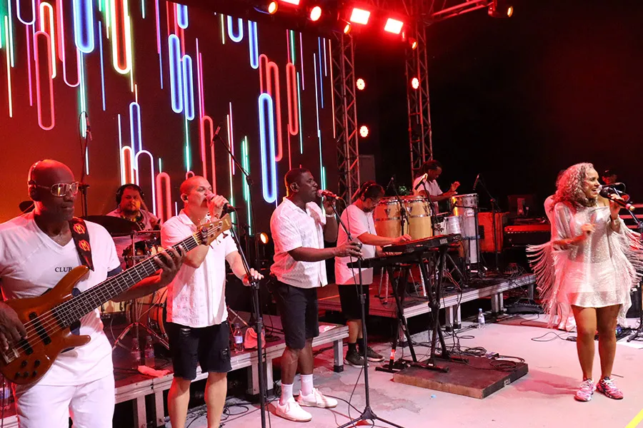 Energia contagiante e grandes shows marcam a terceira noite do Carnaval de Nova Viçosa