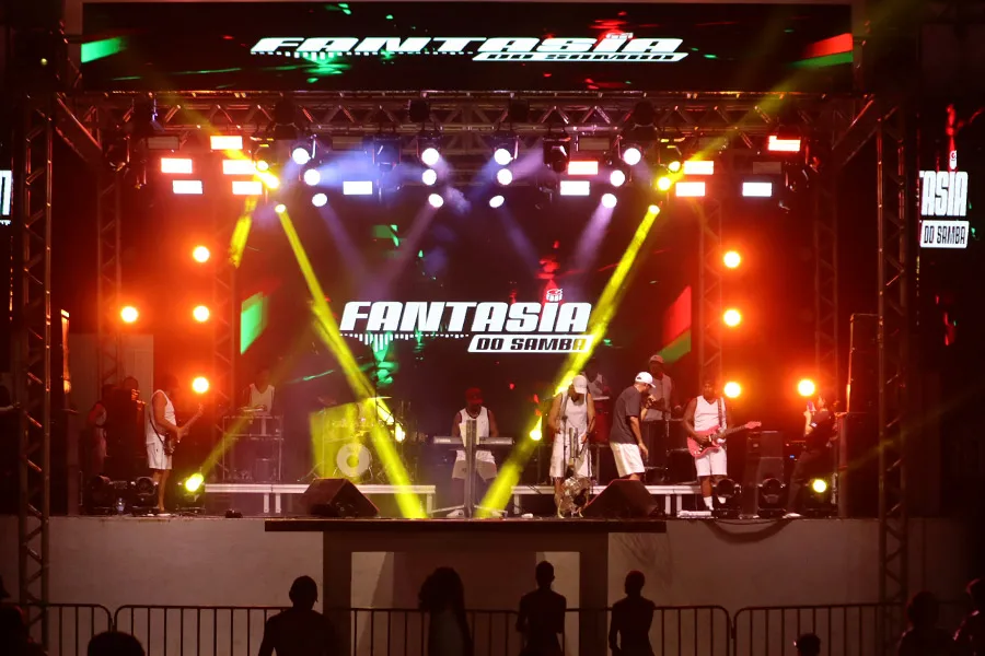 Energia contagiante e grandes shows marcam a terceira noite do Carnaval de Nova Viçosa