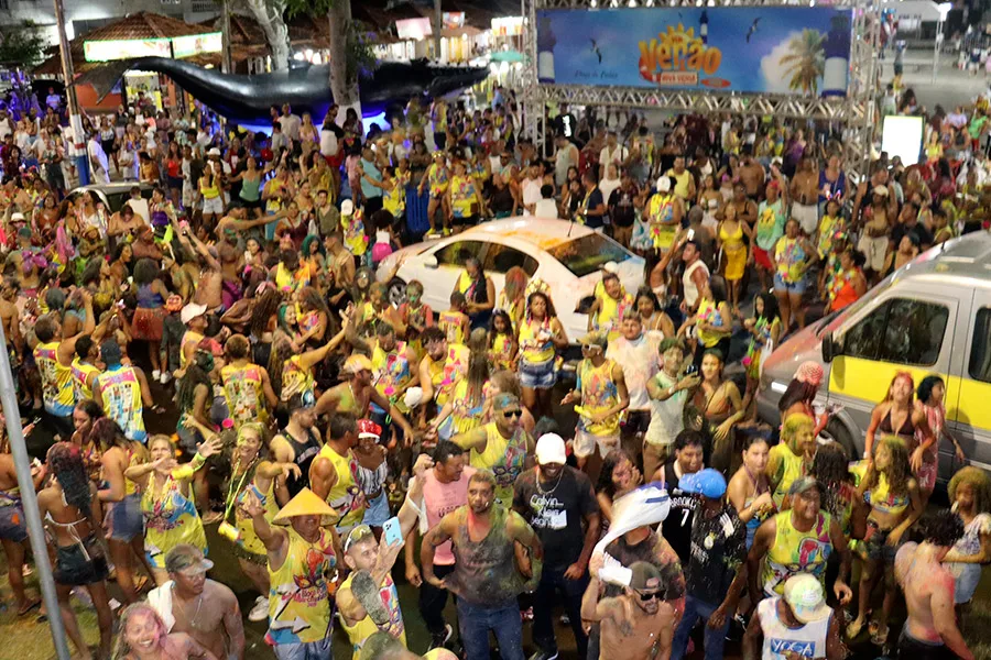 Praça lotada e energia inesgotável marcam o quarto dia do Carnaval de Nova Viçosa