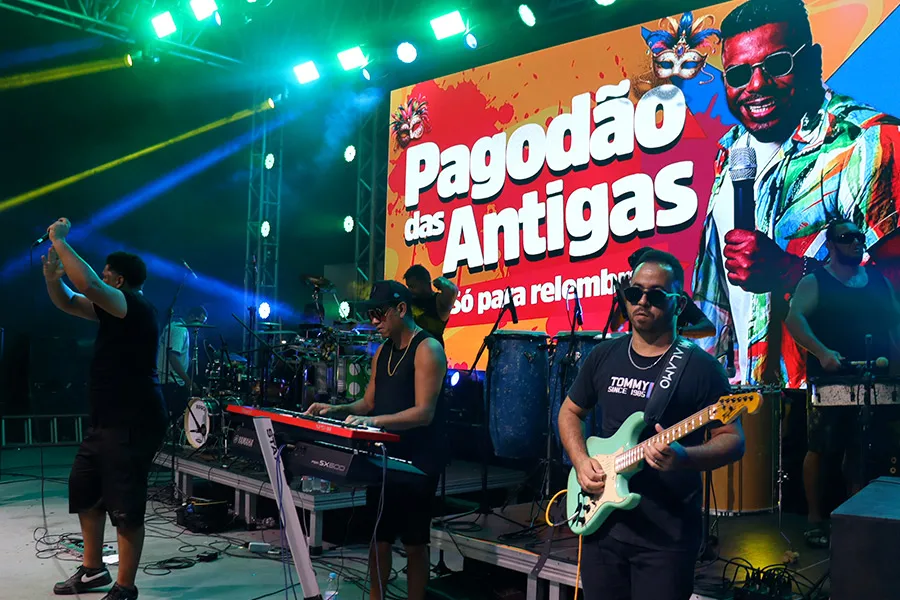 Praça lotada e energia inesgotável marcam o quarto dia do Carnaval de Nova Viçosa