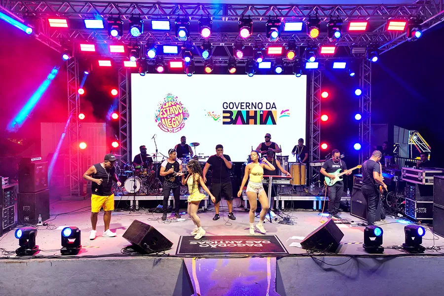 Praça lotada e energia inesgotável marcam o quarto dia do Carnaval de Nova Viçosa