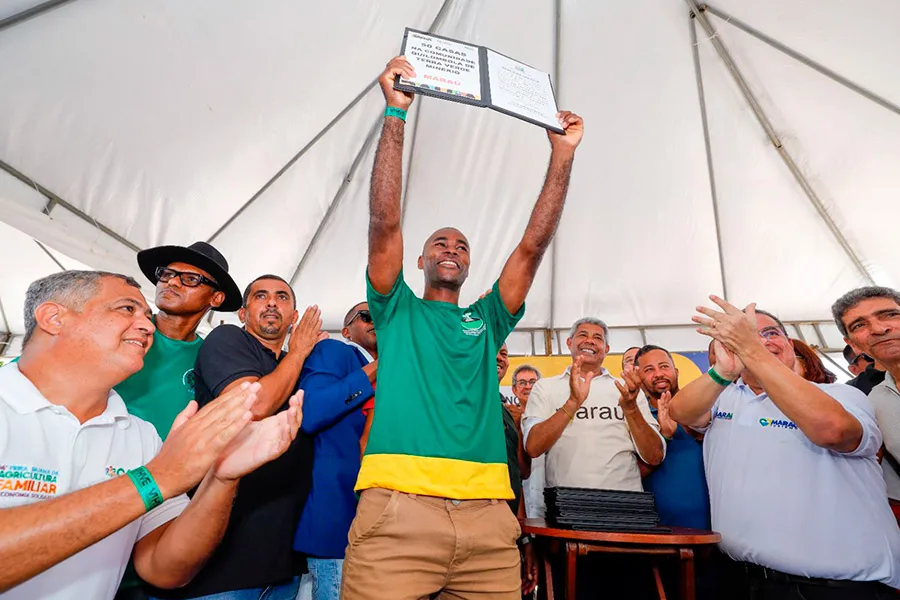 Carnaval de entregas: governador leva mobilidade, apoio ao campo e moradia digna a famílias de Maraú