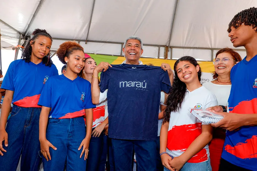 Carnaval de entregas: governador leva mobilidade, apoio ao campo e moradia digna a famílias de Maraú