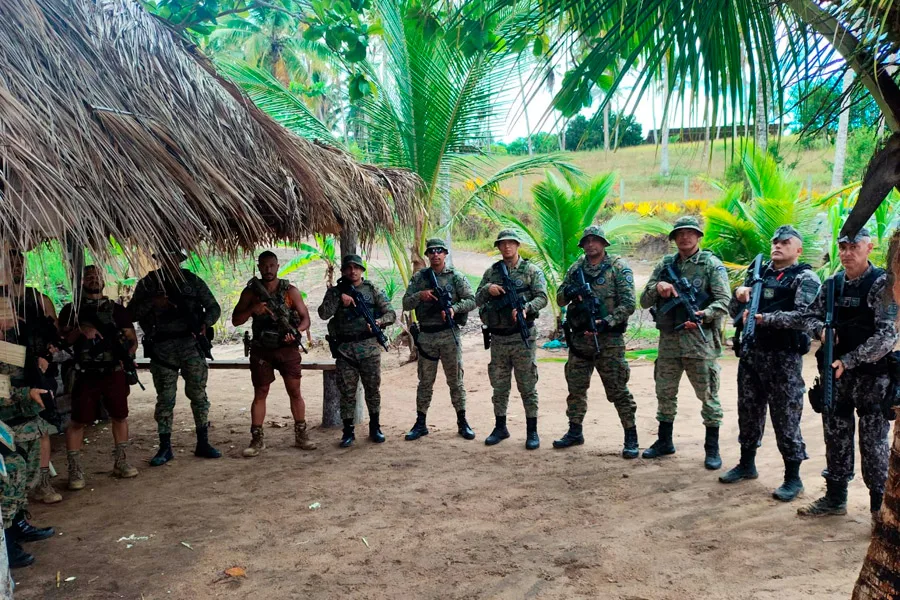 Suspeitos de atirar em turistas são detidos e esconderijo de armas é descoberto no sul da Bahia