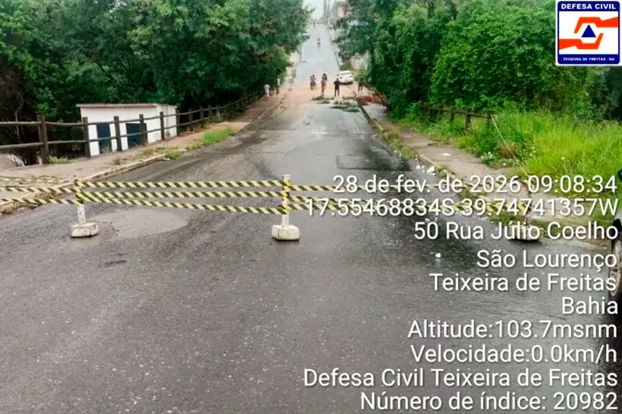 Ladeira da Avenida Padre Anchieta é totalmente interditada após desmoronamento provocado pelas chuvas
