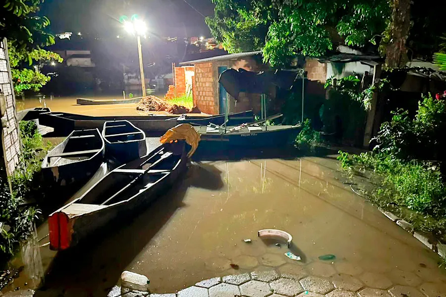 Enchente em Medeiros Neto: aumento do nível dos rios e deixa famílias desabrigadas