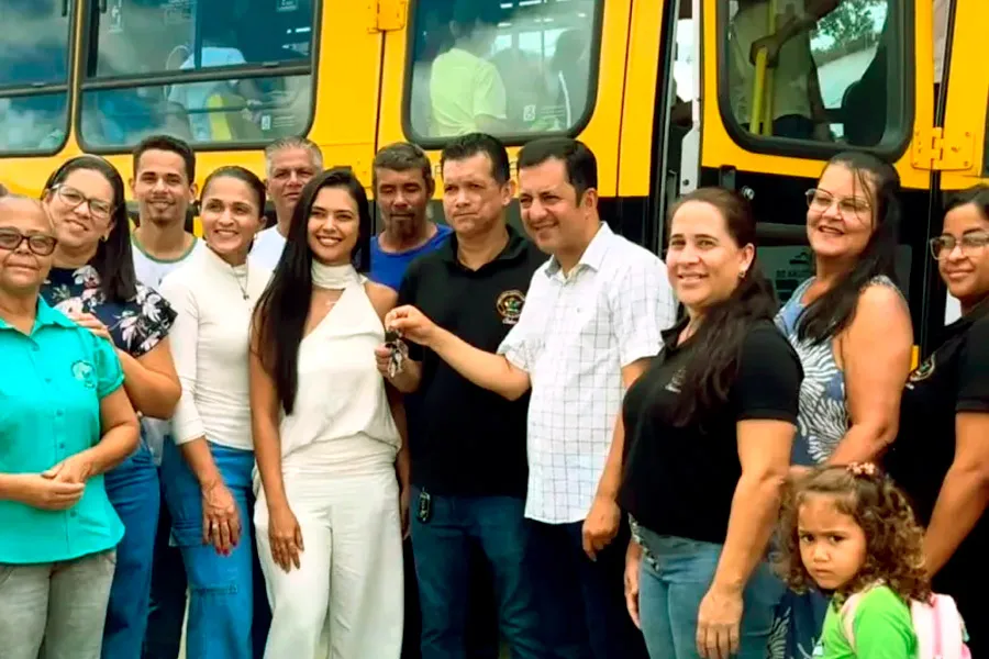 Prefeito Manrick entrega ônibus escolar e caminhonete Hilux 0km para escola de São João da Prata