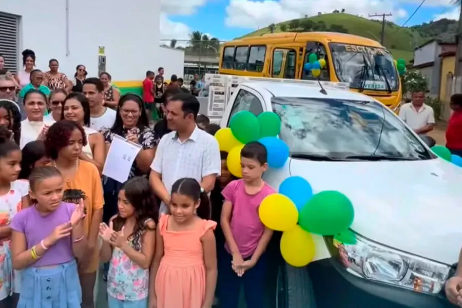 Prefeito Manrick entrega ônibus escolar e caminhonete Hilux 0km para escola de São João da Prata