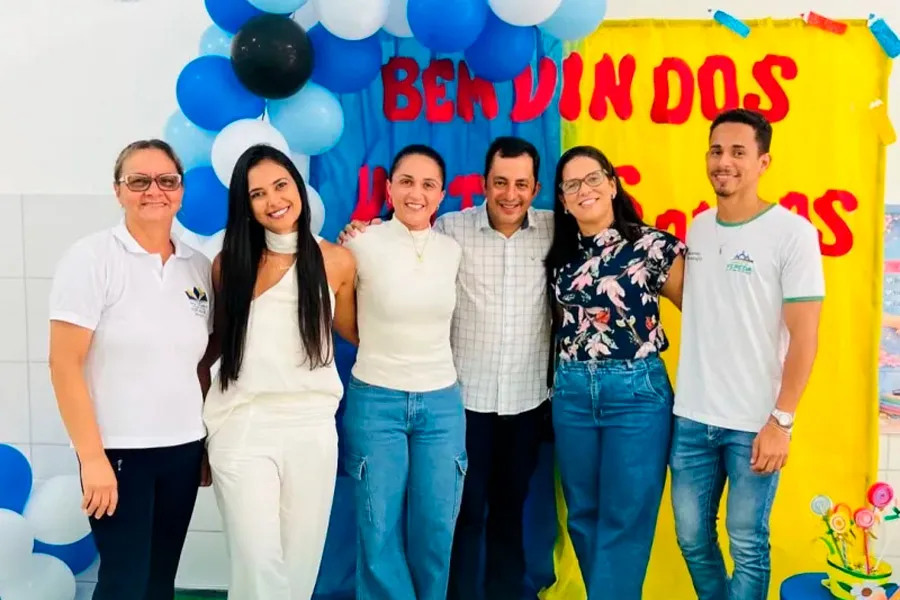 Prefeito Manrick entrega ônibus escolar e caminhonete Hilux 0km para escola de São João da Prata