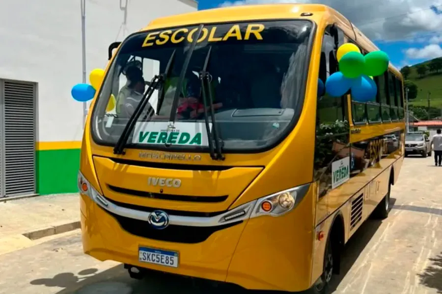 Prefeito Manrick entrega ônibus escolar e caminhonete Hilux 0km para escola de São João da Prata