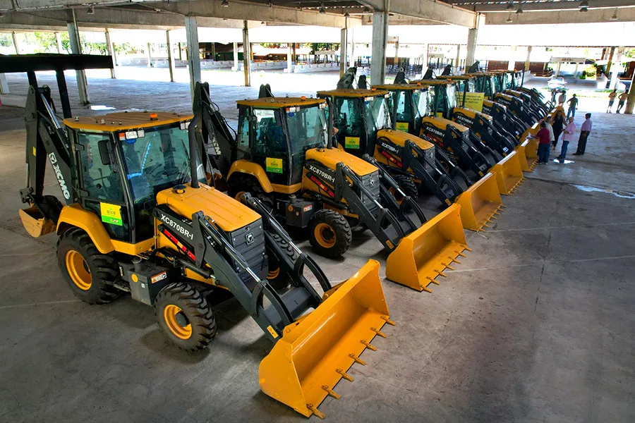 Governador Jerônimo Rodrigues entrega retroescavadeiras a nove municípios baianos