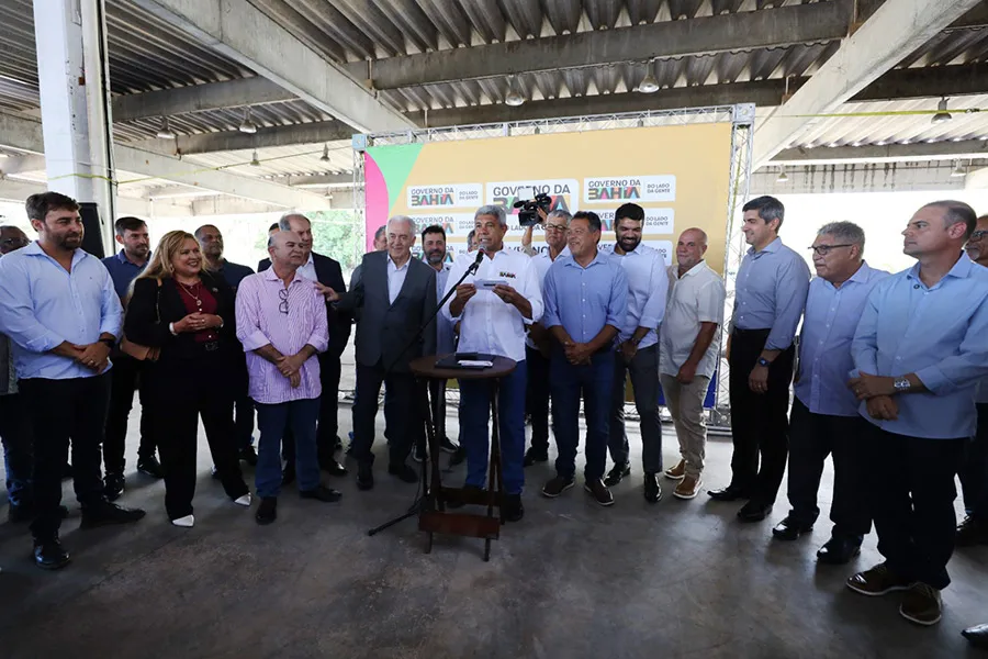 Governador Jerônimo Rodrigues entrega retroescavadeiras a nove municípios baianos