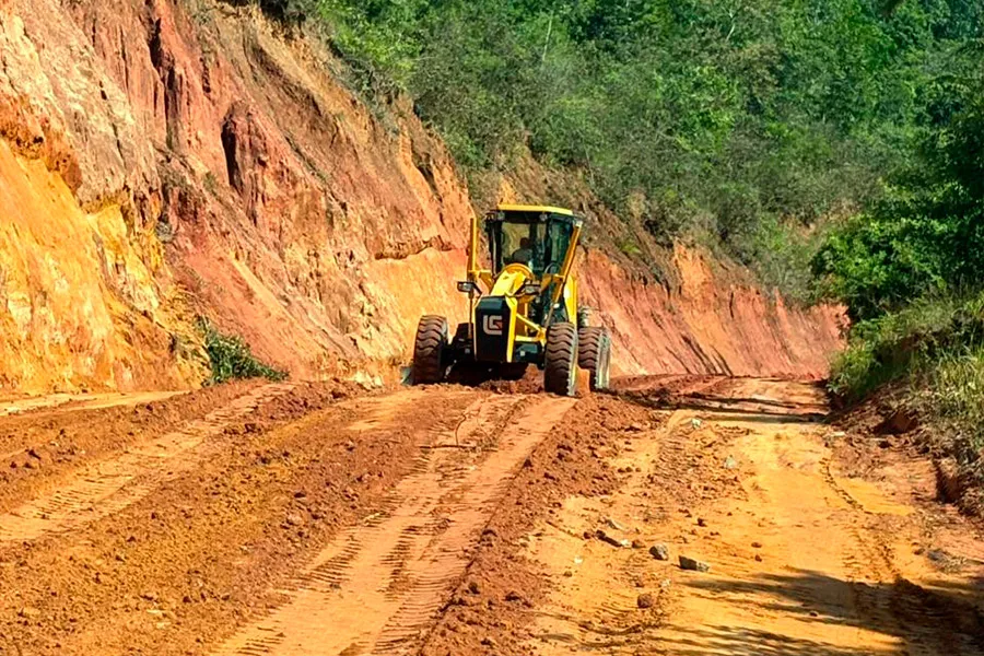 Prefeitura de Alcobaça intensifica recuperação de estradas vicinais e melhora acesso no interior do município