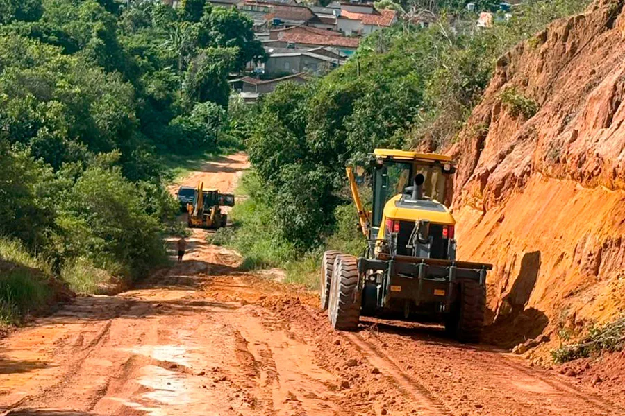 Prefeitura de Alcobaça intensifica recuperação de estradas vicinais e melhora acesso no interior do município