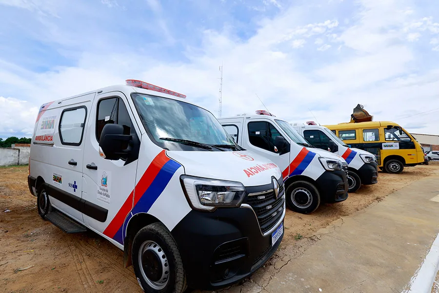 Governo do Estado inaugura escola integral e autoriza 90 casas em Cândido Sales