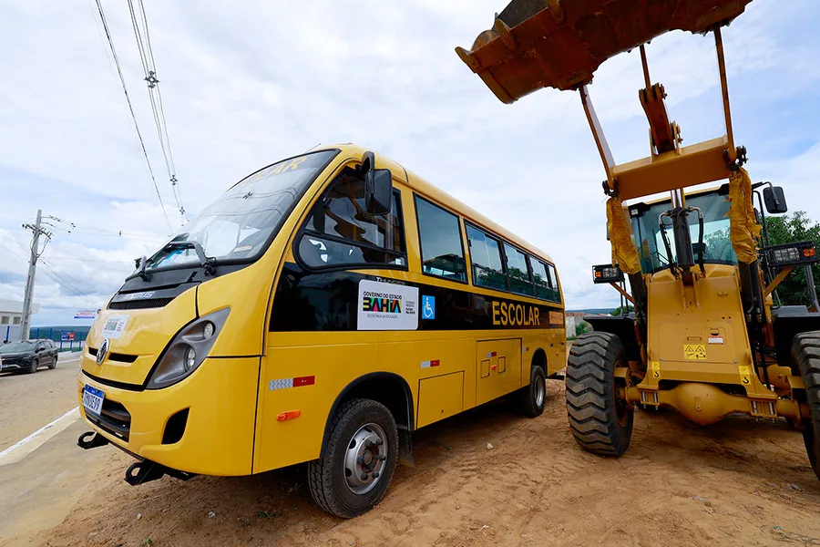 Governo do Estado inaugura escola integral e autoriza 90 casas em Cândido Sales
