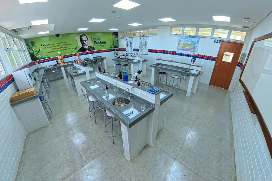 Governo do Estado inaugura escola integral e autoriza 90 casas em Cândido Sales