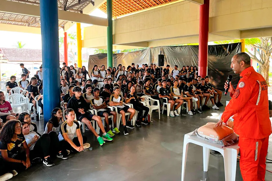 Suzano, PRF e Corpo de Bombeiros realizam palestras de educação no trânsito em escolas do extremo sul da Bahia